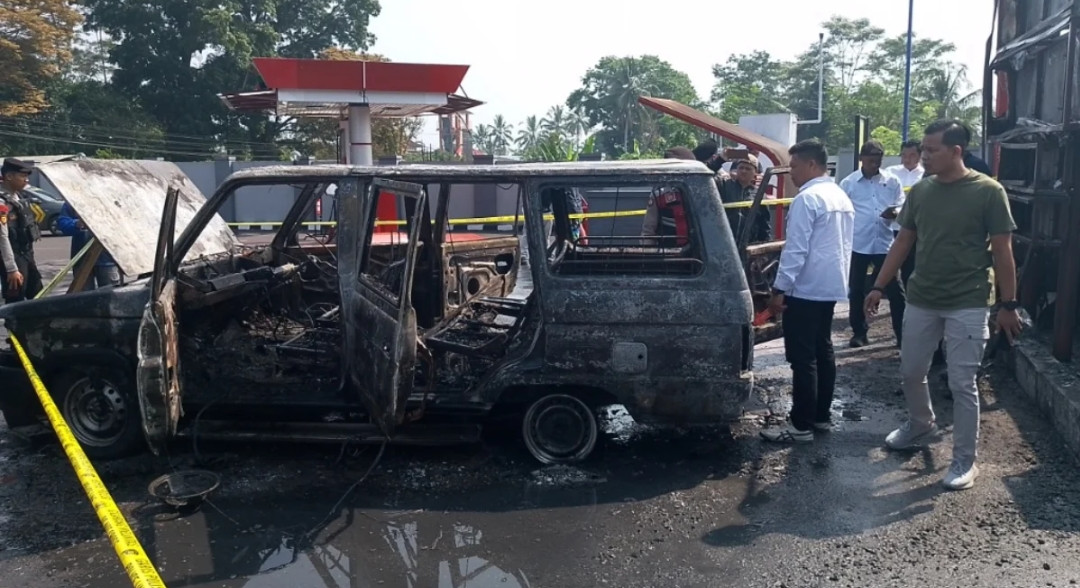 Mobil Kijang Terbakar Hebat di SPBU Eor Mangunreja Kabupaten Tasikmalaya, Warga Sempat Panik