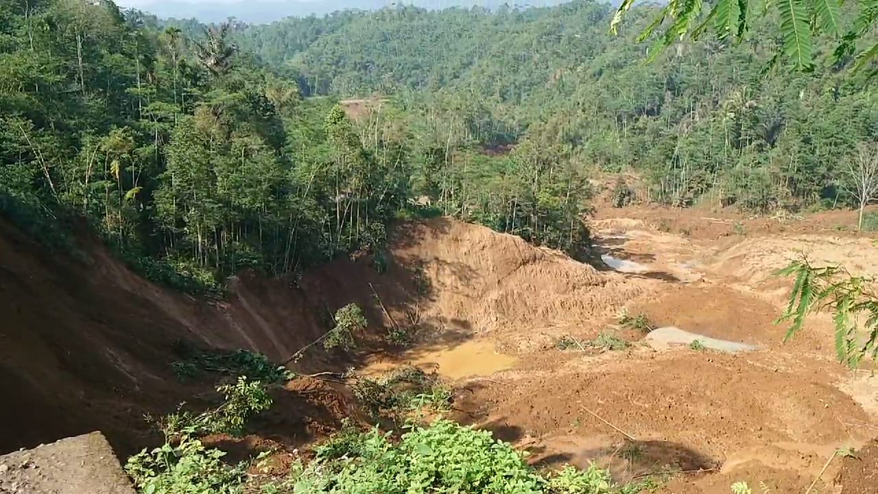 400 Warga Terisolir, 24 Ekor Kambing Raib Akibat Longsor Cigalontang Kabupaten Tasikmalaya