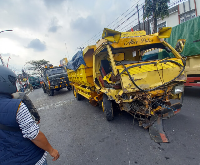 Truk Tabrak Truk di Jalan RE Martadinata, Tasikmalaya Lalu Lintas Sempat Tutup Buka