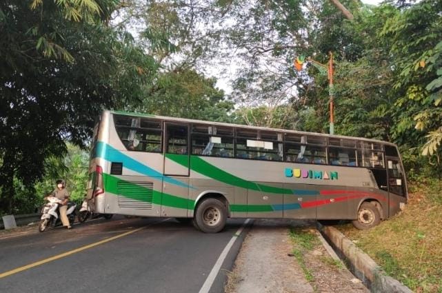 Diduga Alami Rem Blong, Bus Budiman Jurusan Pangandaran-Cikarang Tabrak Tebing di Kota Banjar