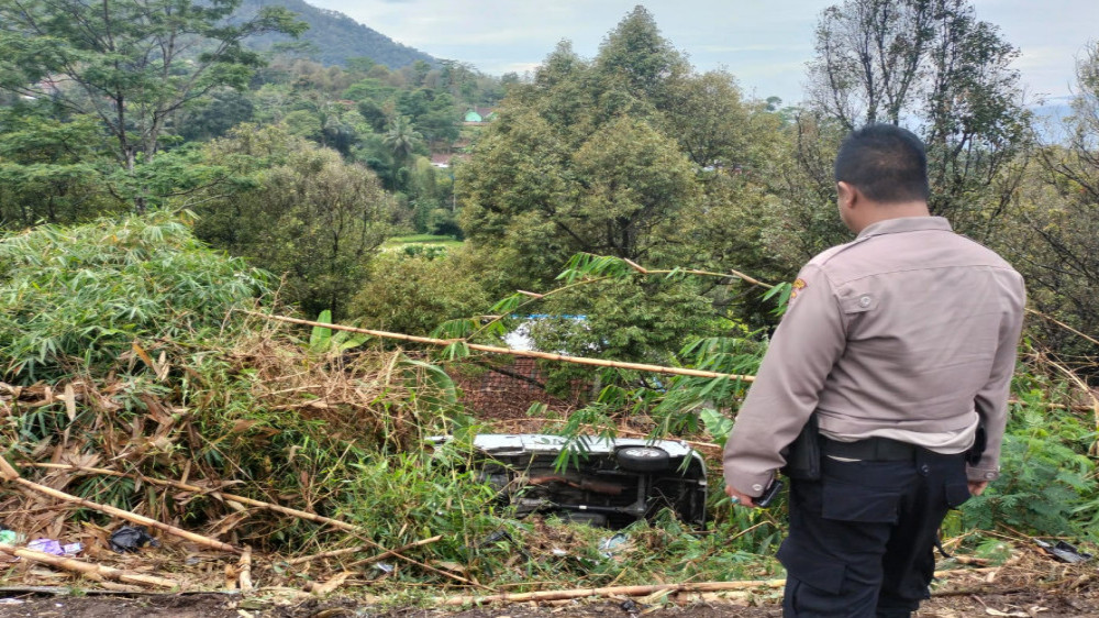 Mobil Masuk Jurang di Kadipaten Kabupaten Tasikmalaya, Sopir Luka Ringan