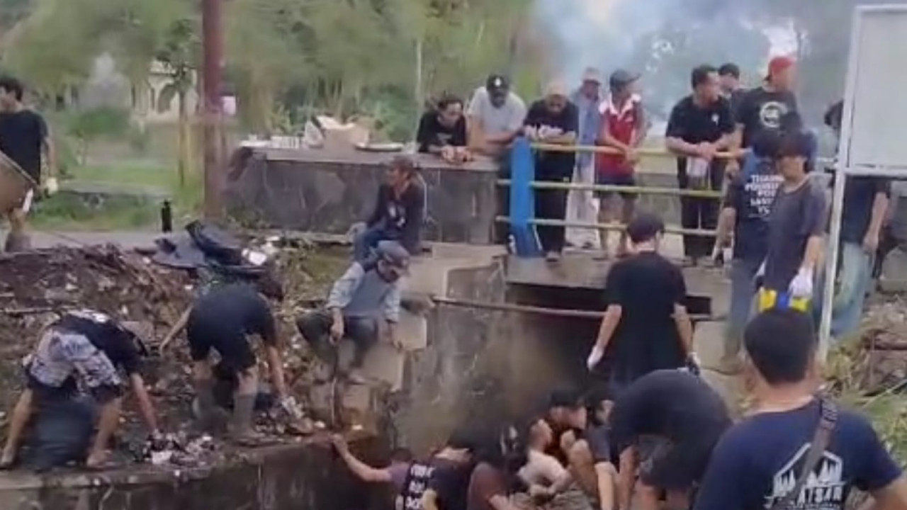 Gotong Royong Bersihkan Sungai Cikunten: Sinergi Warga-Aparat Demi Lingkungan Tasikmalaya Bersih