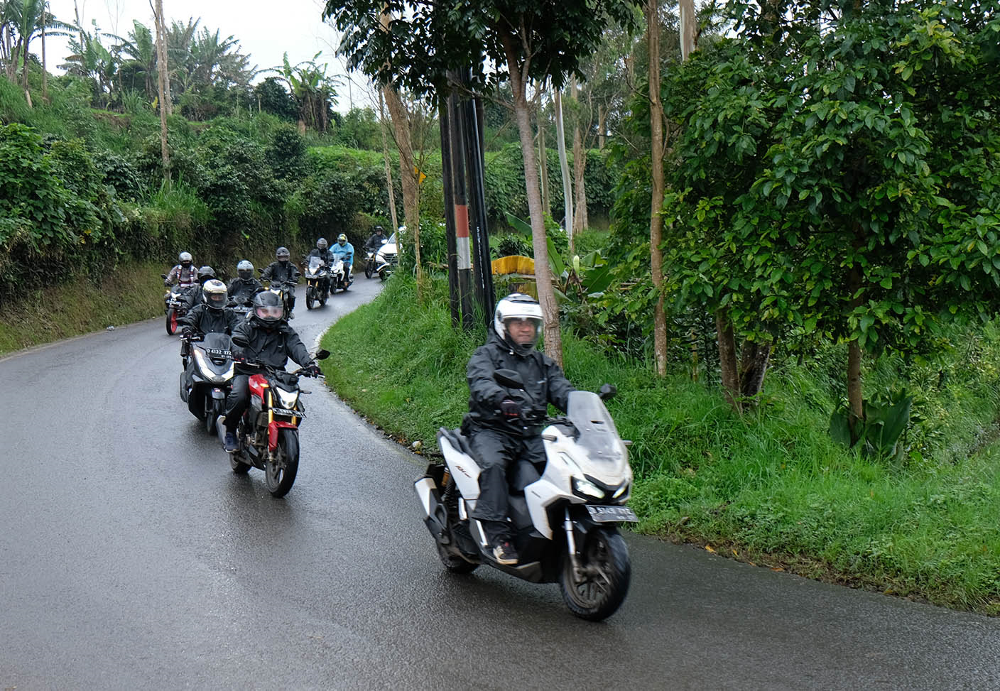 Ini Pilihan Jas Hujan yang Aman dan Nyaman Saat Berkendara di Musim Hujan