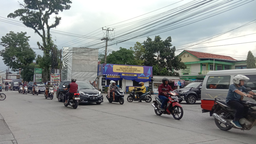 Kondisi Arus Lalu Lintas Jalur Alternatif Garut-Tasikmalaya Ramai Menjelang Tahun Baru 2025