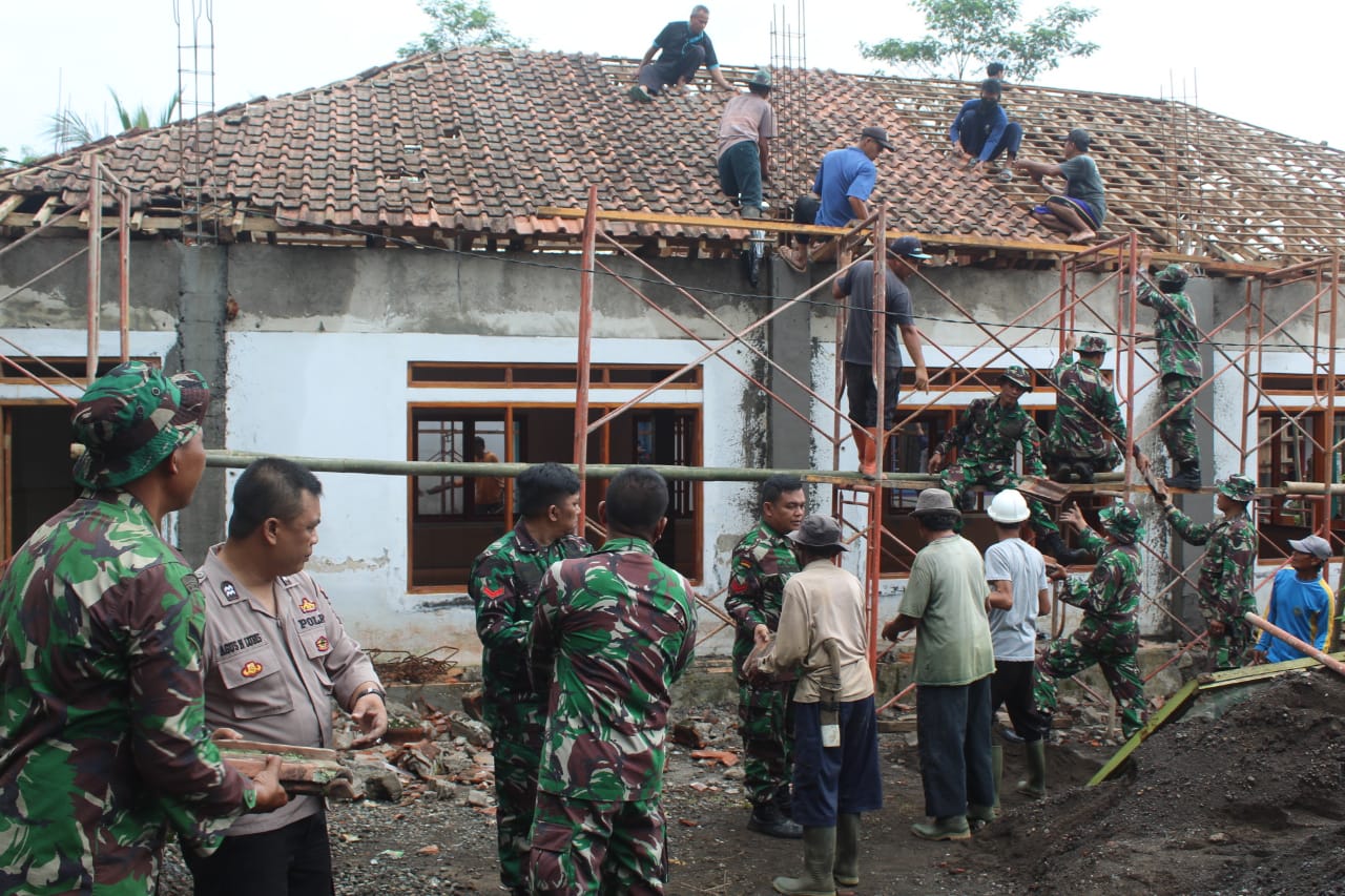 Karya Bakti Kodim 0612 Tasikmalaya Bantu Rehab Masjid Pesantren A-Baeli