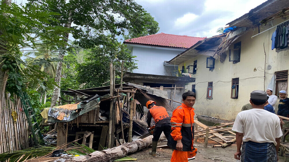 Pohon Kelapa Tumbang Timpa Atap Kobong Pesantren di Kota Tasikmalaya