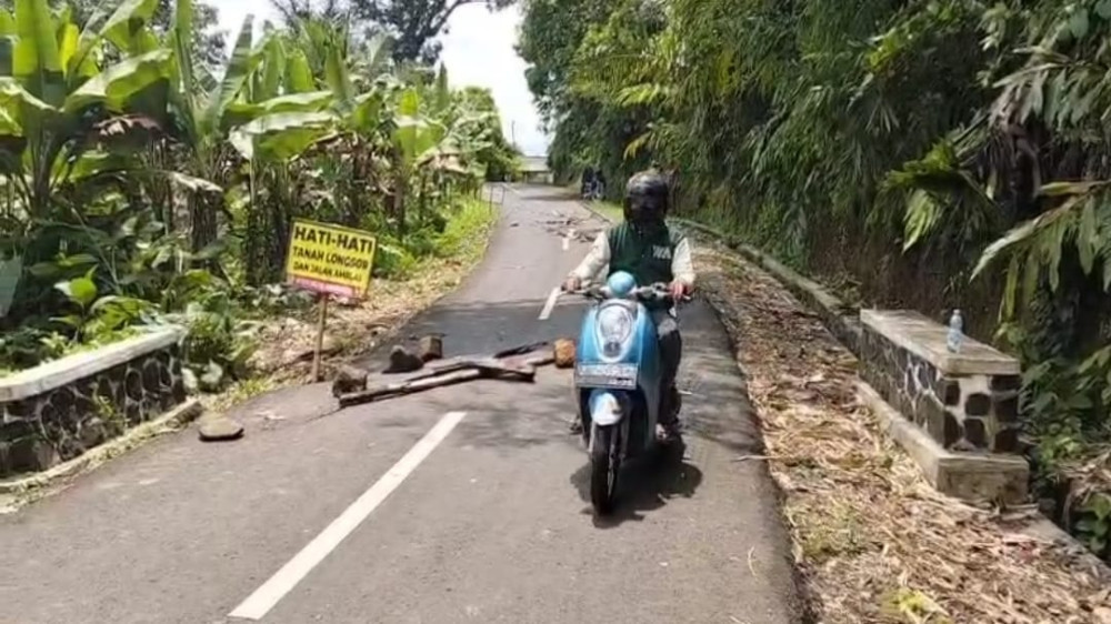 Jalan Raya di Tasikmalaya Retak dan Puluhan Rumah Warga Terendam Banjir