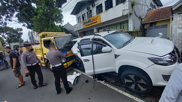 Siang Ini, 7 Kendaraan Tabrakan Beruntun di Jalan RE Martadinata Tasikmalaya, Ini Nasib Para Korban 