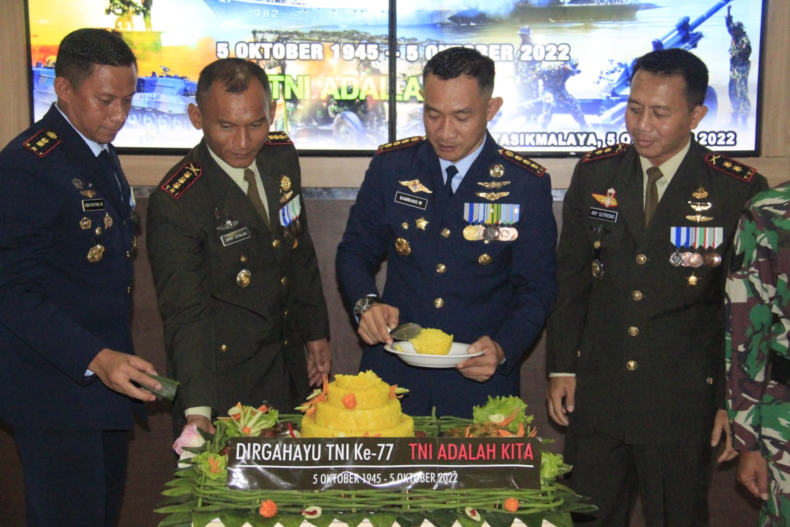 Danwingdik 600/Kal Jadi Inspektur Upacara HUT ke-77 TNI di Makodim 0612