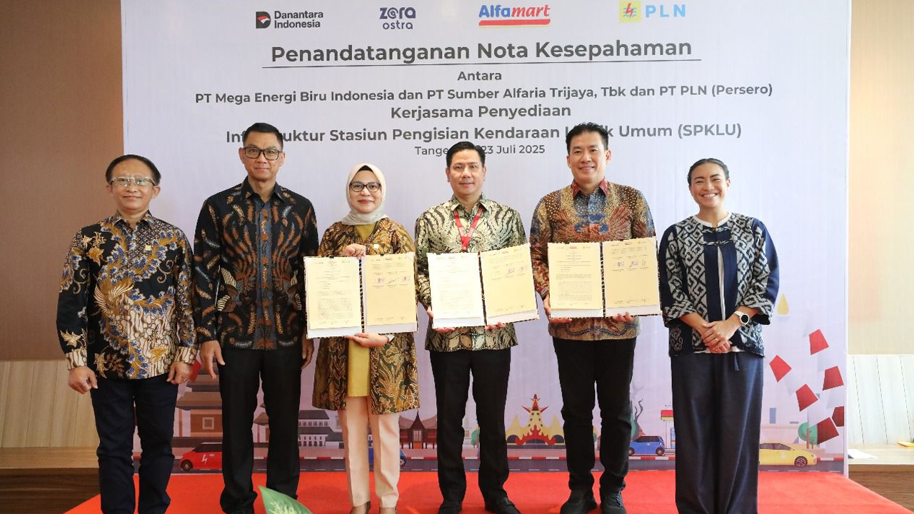 PLN dan MEBI Kembangkan SPKLU Bersama Alfamart di Lokasi Strategis