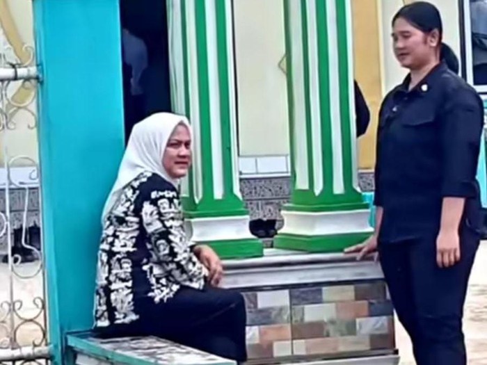 Momen Viral Ibu Negara Iriana Menunggu Presiden Jokowi di Depan Masjid