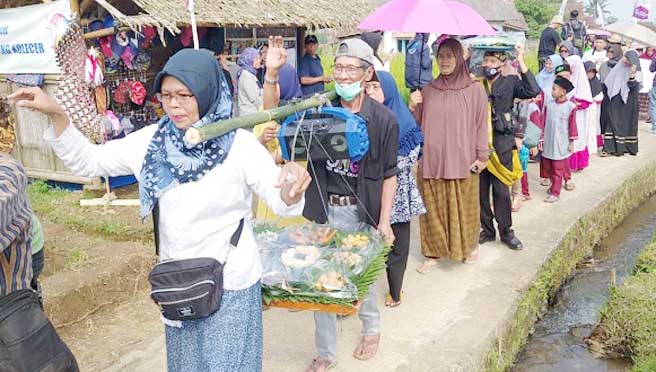 Desa Cisayong Lestarikan Budaya Sunda melalui Festival Kolecer