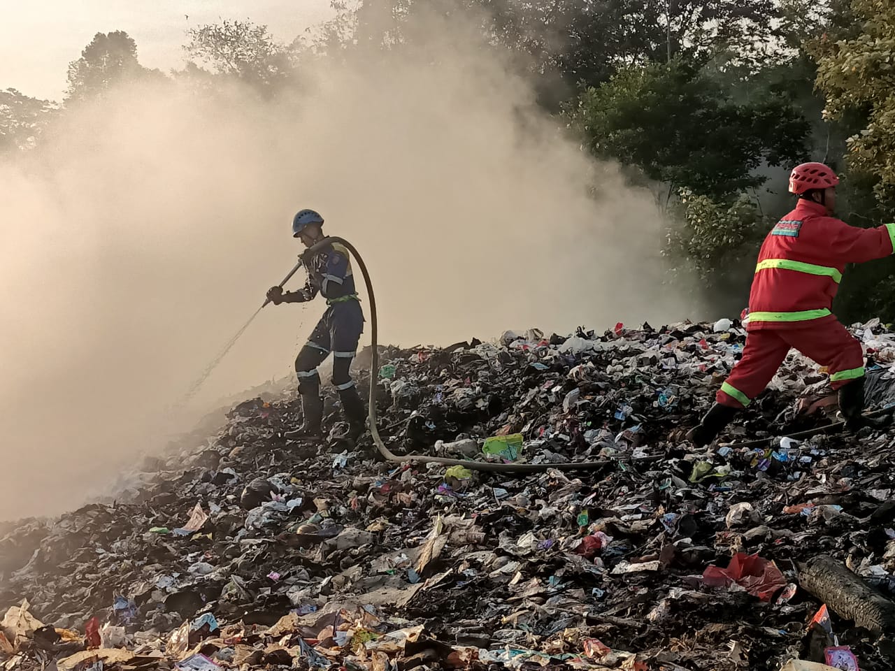 TPA di Tasikmalaya Kebakaran karena Ledakan Baterai Bekas