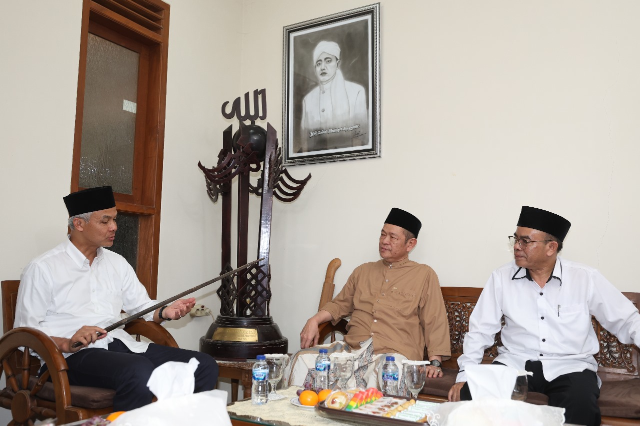 Ganjar Pranowo Pegang Pedang Bambu, Belajar Ketokohan dan Mendoakan KH Zainal Mustofa