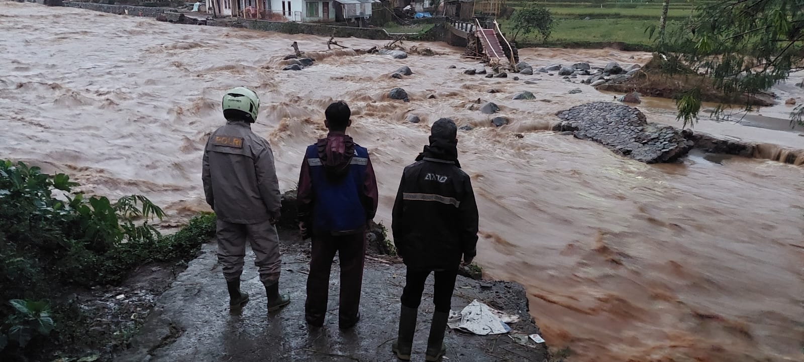 Kembali Diterjang Banjir, Jembatan Darurat di Garut Putus