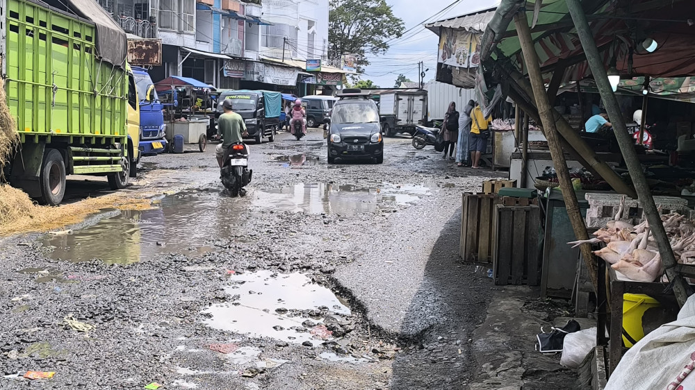 Jalan Pasar Cikurubuk Tasikmalaya Rusak Parah: Pedagang Keluhkan Akses, Pemkot Tak Bisa Lakukan Perbaikan