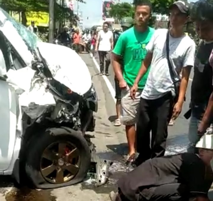 Diduga Oleng ke Kanan, Nissan Vs Truk Trailer Bertabrakan di Jalan Raya Ciamis-Cikoneng
