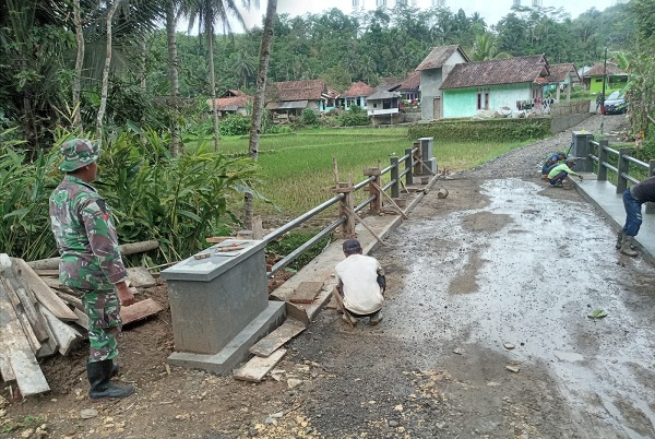 Satgas TNI Manunggal Kodim 0612/Tasikmalaya Membangun Jembatan Cilumpang di Kecamatan Bojongasih