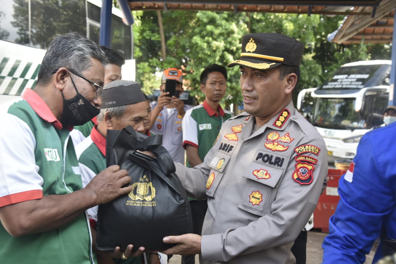 Pasca Harga BBM Naik, Sopir dan Tukang Ojek di Kota dan Kabupaten Cirebon Terima Bantuan Sembako dari Polisi