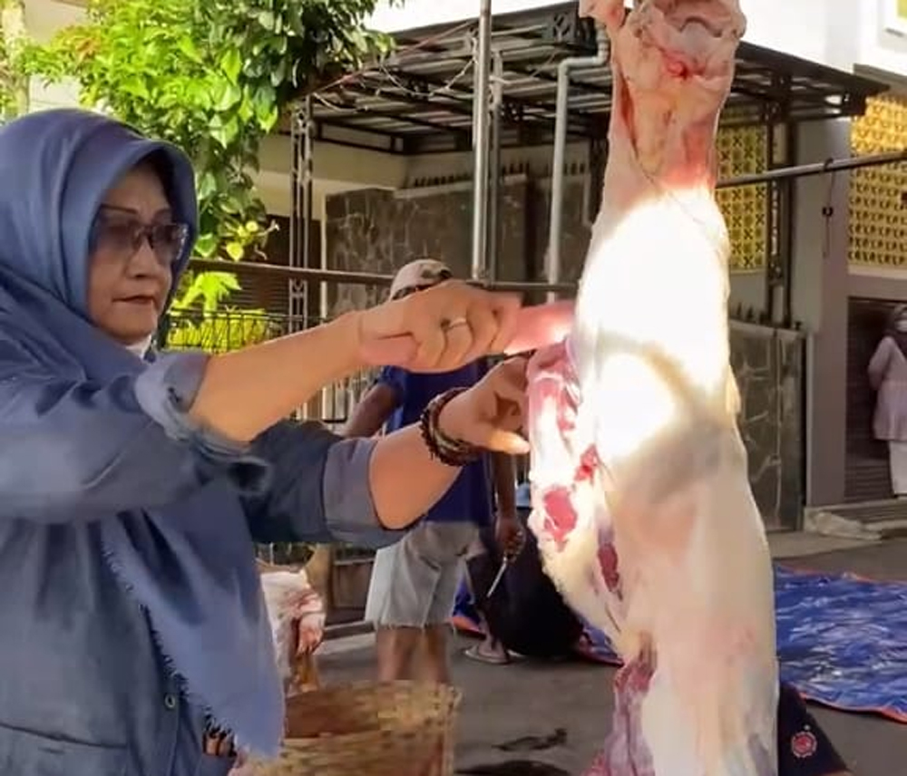 Heboh! Perempuan Lansia di Tasikmalaya Piawai Turunkan Daging Sapi Kurban di Perum PDK