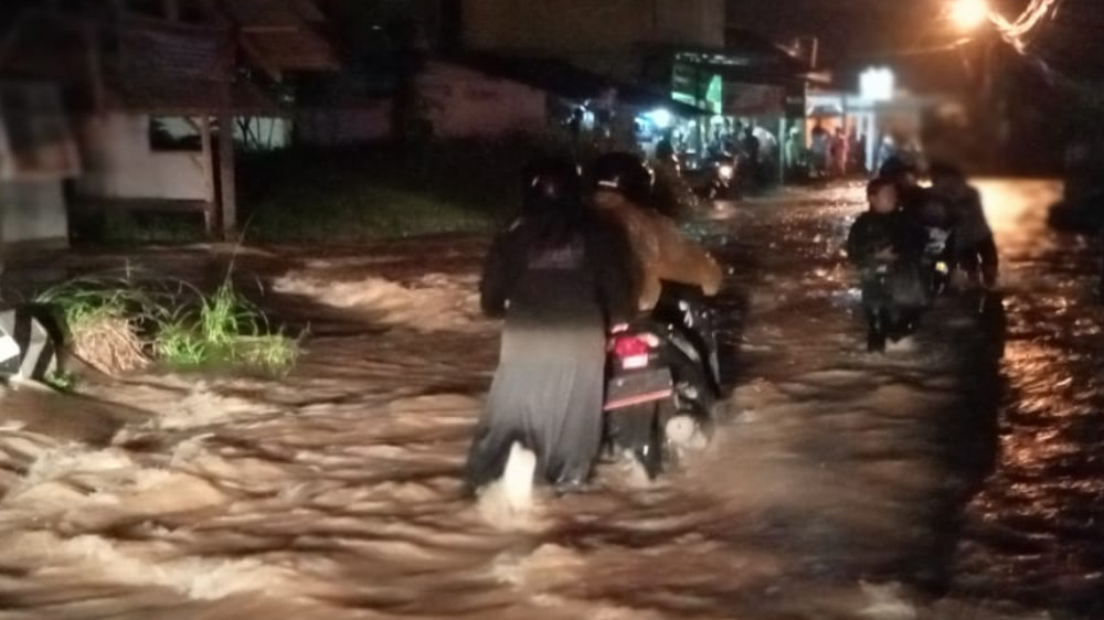 Tasikmalaya Dilanda Bencana Alam, dari Jalan Tergenang Air Banjir hingga Rumah Terbawa Longsor 