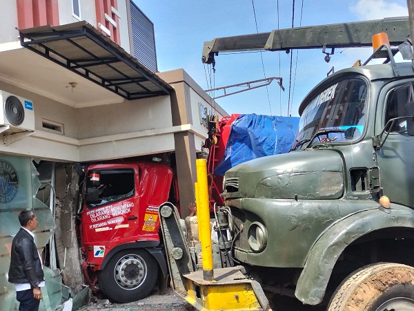 Truk Tangki Pertamina Seruduk Klinik MMC di Manonjaya Tasikmalaya, Sebelumnya Iring-iringan dengan Dump Truk 