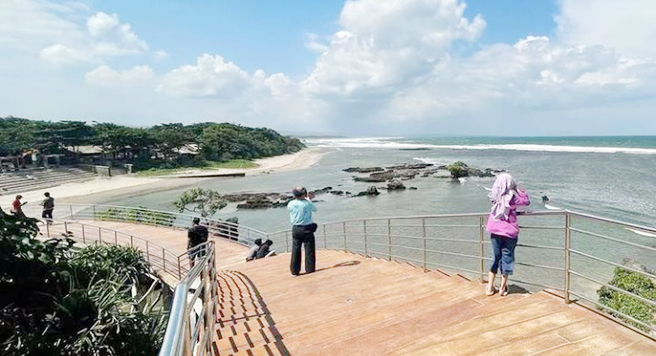 Pasca Diterjang Gelombang Tinggi, Pantai Sayang Heulang Garut Kembali Dibuka