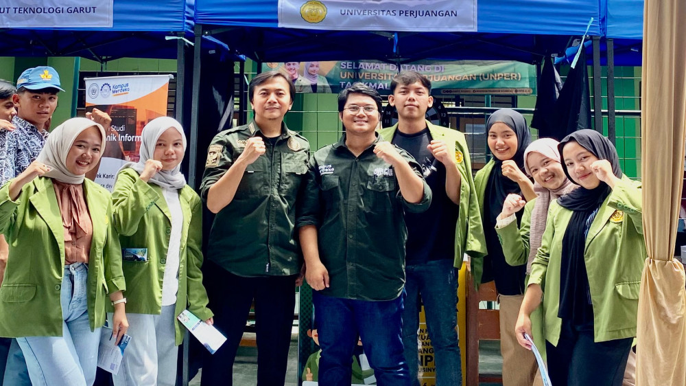 BEM REMA FEB dan PMB UNPER Promosikan Pendidikan Tinggi di Edufair SMAN 1 Cisayong  