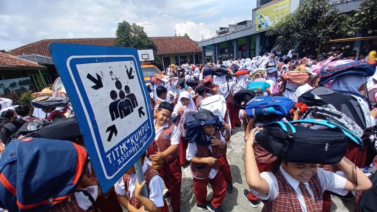 Saat Gempa Tasikmalaya, Siswa SDN Galunggung Berlarian Kumpul di Lapangan Sambil Bawa Tas di Atas Kepala