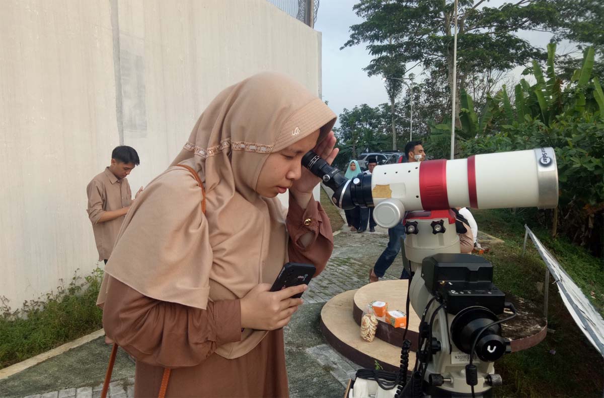Santri SMA Plus Pesantren Amanah Muhammadiyah Tasikmalaya Praktik Melihat Hilal