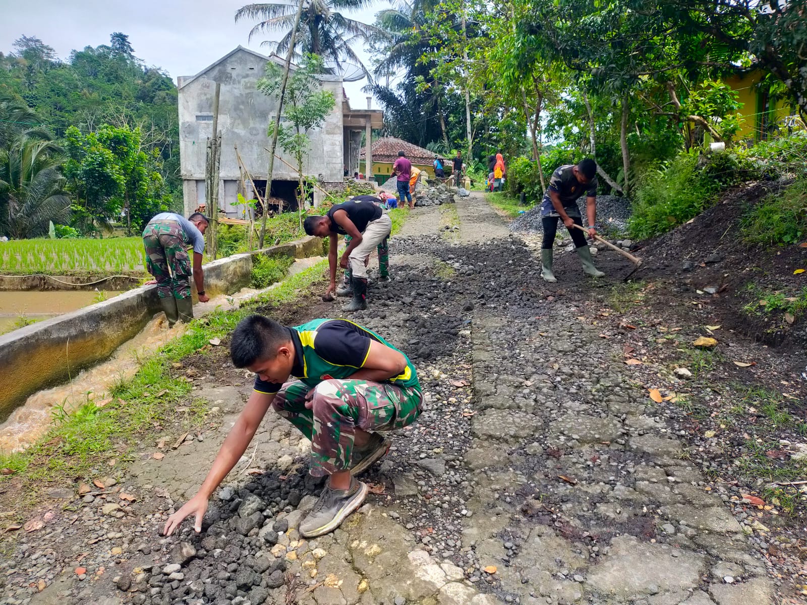 Satgas TMMD dan Warga Cikadongdong Gotong-Royong Perbaikan Gorong-Gorong