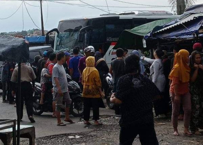 Diduga Hilang Kendali, Microbus Seruduk Kios Buah di Pasar Cikurubuk