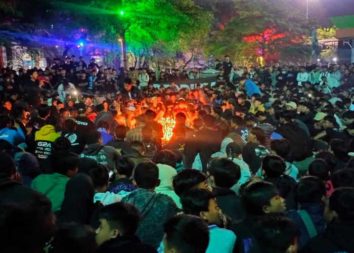 Ribuan Suporter Sepakbola Tasikmalaya Renungan Malam di Taman Kota, Solidaritas Tragedi Kanjuruhan