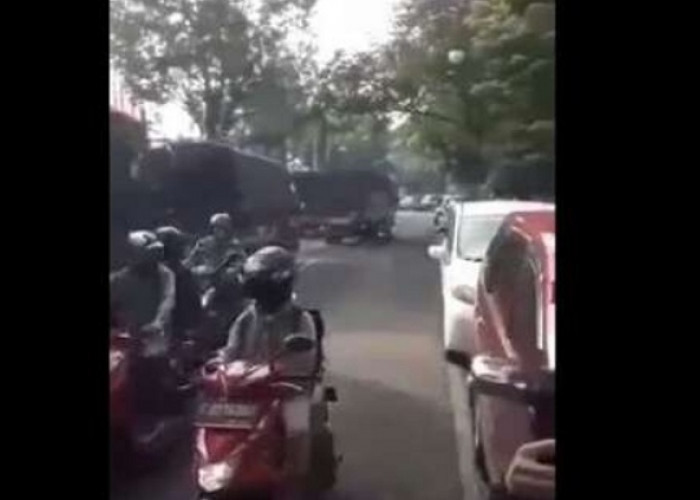 Video Konvoi Truk Polisi Diteriaki Warga….Sambo…. Sambo, Pengamat Sebut Rakyat Inginkan Polri Lebih Baik