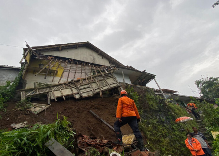 Bagian Belakang Rumah Nenek Aah di Tasikmalaya Rusak Terbawa Longsor Setelah Diguyur Hujan Sejam
