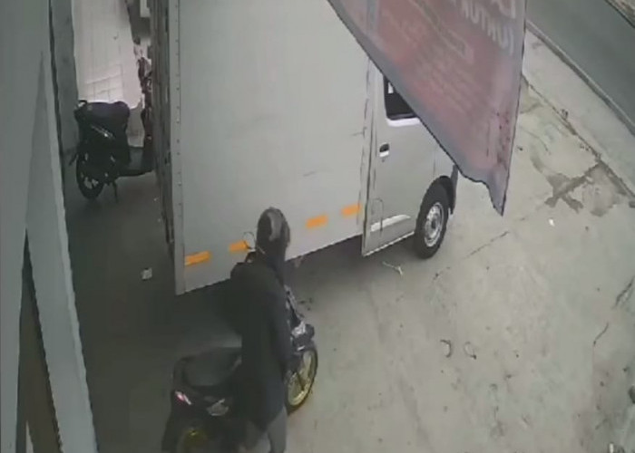 Motor Kurir di Tasikmalaya Dicuri Dua Orang Siang Hari, Aksi Pelaku Terekam Kamera CCTV