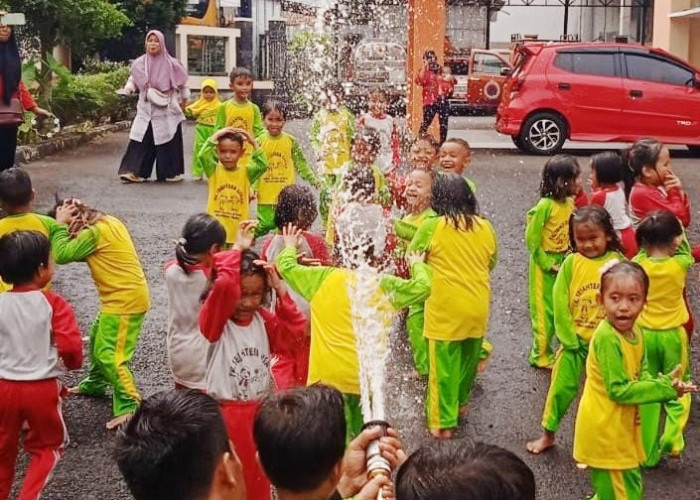 Girangnya Anak TK Bermain Air dengan Damkar Kota Banjar, Wisata Edukasi TK Sejahtera Cisaga