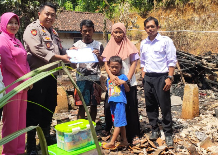 Kepedulian Kapolsek Puspahiang Kabupaten Tasikmalaya Luar Biasa, Beri Santunan Korban Kebakaran