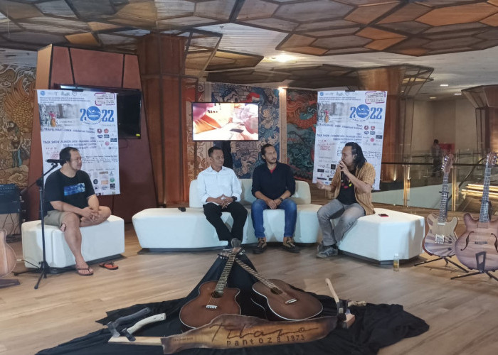 Kisah Sukses Seniman Pembuat Gitar, dari Desa Wargakerta Ikut Pameran di Hotel Bintang Lima