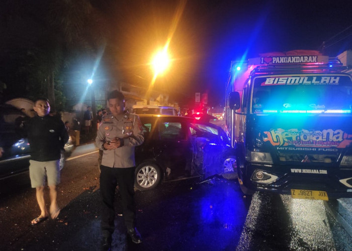 3 Mobil Kecelakaan Beruntun di Cikoneng Ciamis,  Dump Truk Terguling, Jazz Bentur Truk  
