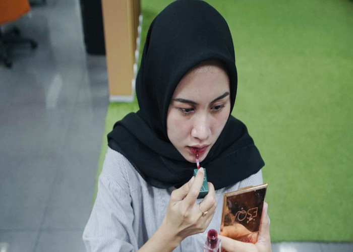 Tips Make Up untuk Perempuan Berusia di Atas 50 Tahun, Samarkan Kerutan di Kulit Wajah Ya