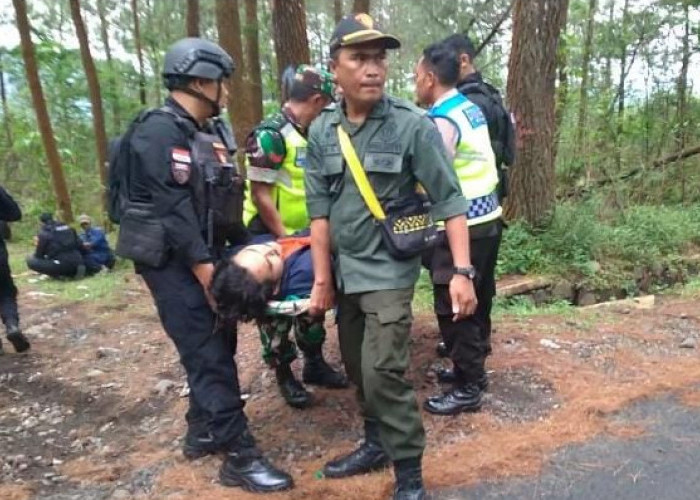Diduga Rem Motor Blong, 2 Wisatawan Asal Serang Alami Kecelakaan di Gunung Galunggung, Korban Patah Tulang