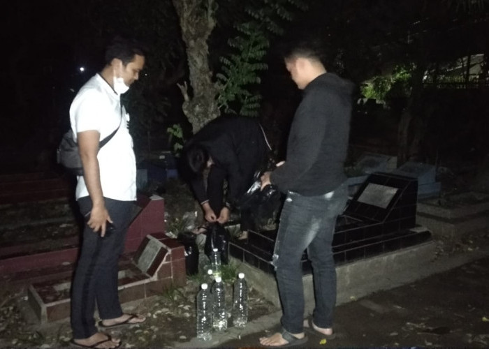 Penjual Minuman Keras di Tasikmalaya Sembunyikan Puluhan Botol Ciu di Kuburan