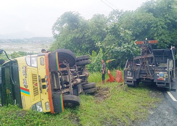 Truk Pengangkut Pasir Galunggung Terguling di Tanjakan Tembungkerta Kota Banjar, Diduga Tidak Kuat Menanjak 