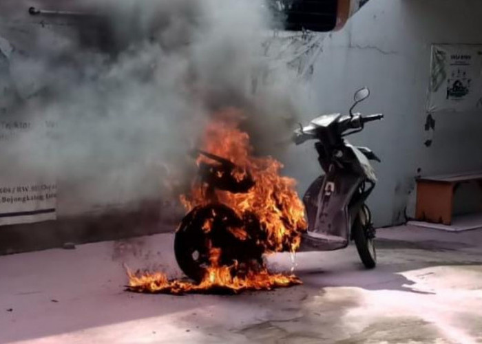 Diduga Korsleting, Sepeda Motor Milik Warga Kota Banjar Kebakaran, Pemiliknya Pingsan