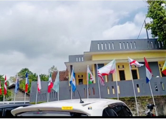 Rumah Makan Terkenal di Tasikmalaya Ini Kibarkan Bendera Negara Peserta Piala Dunia