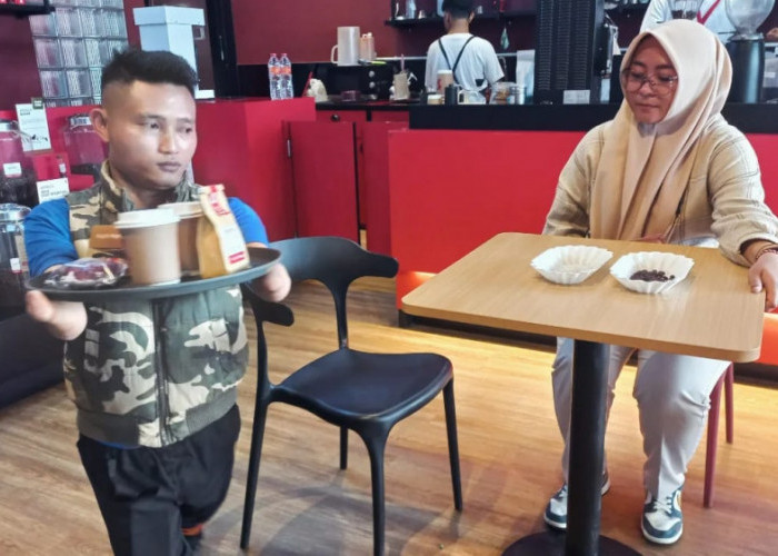 Peluang Baru untuk Disabilitas Kota Tasikmalaya, Wahyu Membuktikan Diri di Kedai Kopi