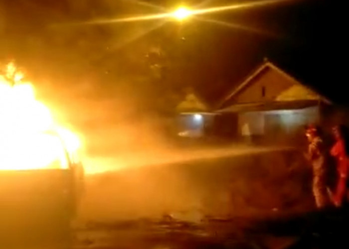 BREAKING NEWS: Mobil Pikap Pengangkut BBM Ludes Terbakar dekat Pasar Besi Cikurubuk Kota Tasikmalaya