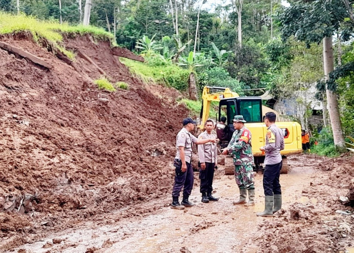 Tanah Longsor Tutup Akses Jalan Penghubung Tasikmalaya-Pangandaran