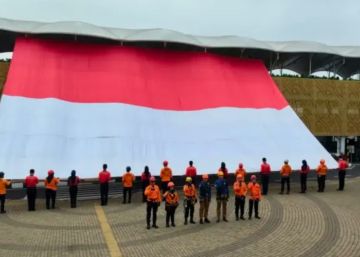 Ciamis Bentangkan Bendera Merah Putih Raksasa, Warga Diajak Kibarkan Merah Putih Selama Agustus